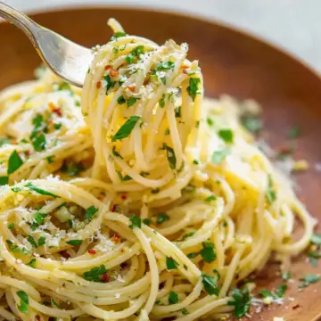 SPAGHETTI WITH GARLIC AND OLIVE OIL