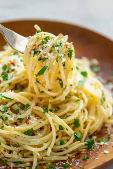 SPAGHETTI WITH GARLIC AND OLIVE OIL
